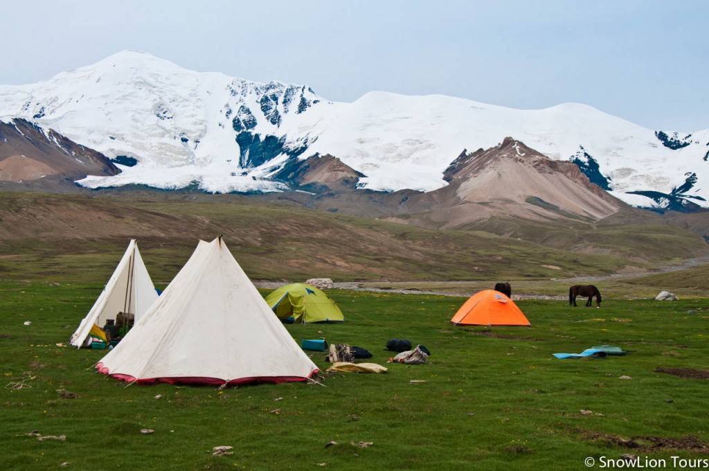 палаточный лагерь у "лица" Анмье Мачена