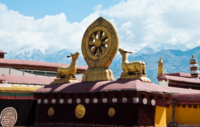 колесо Дхармы на крыше монастыря Дрепунг