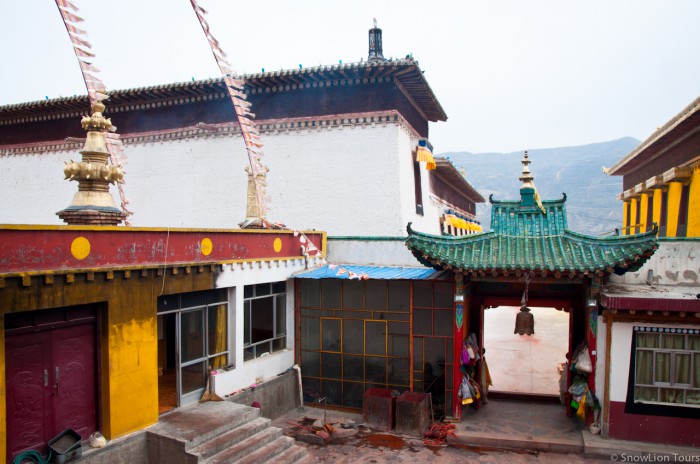 внутри храма защитников буддизма в монастыре Ронгву