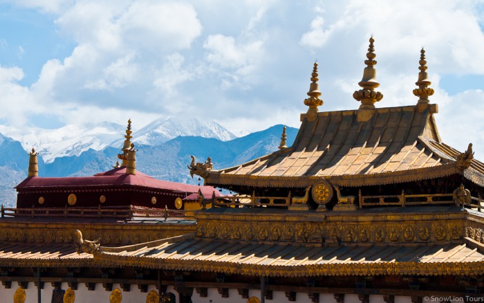 крыша одного из храмов Джокханга
