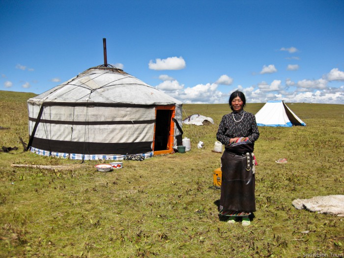 монголка и монгольская юрта