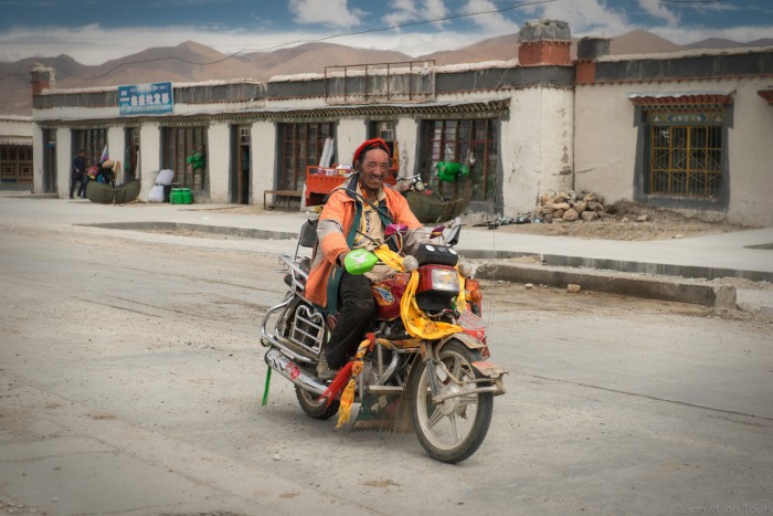 Местный тибетец на своем мотоцикле