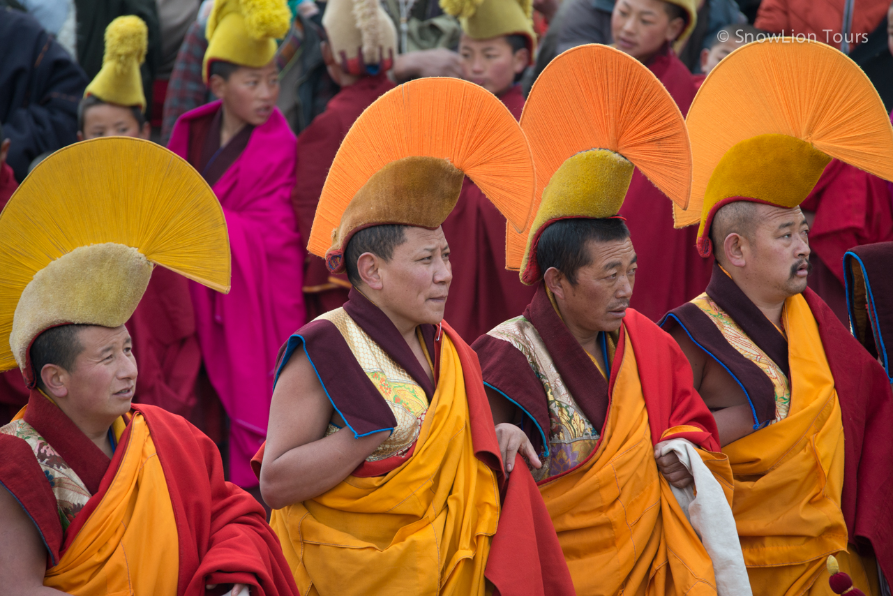 Монахи в церемониальной одежде