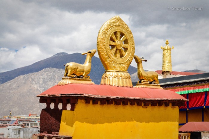 Дхармачакра на крыше Джокханга