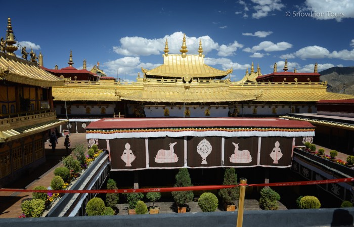 вид на внутренний дворик храма Джокханг