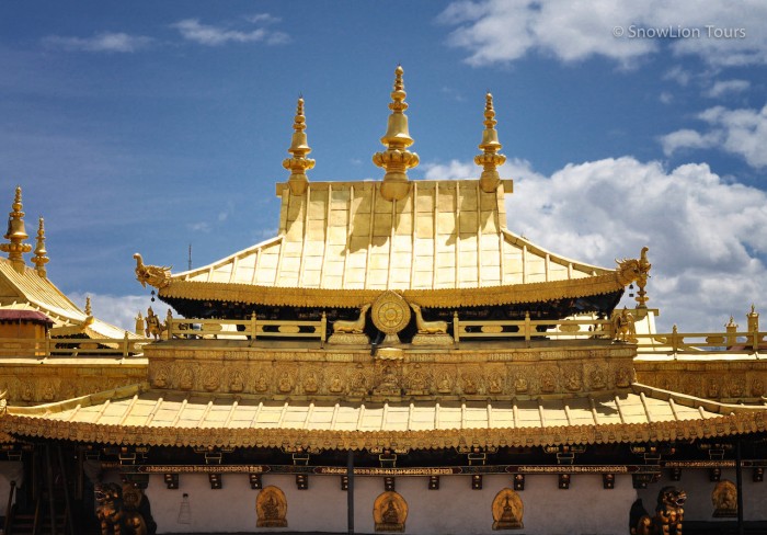 крыша храма Джокханг