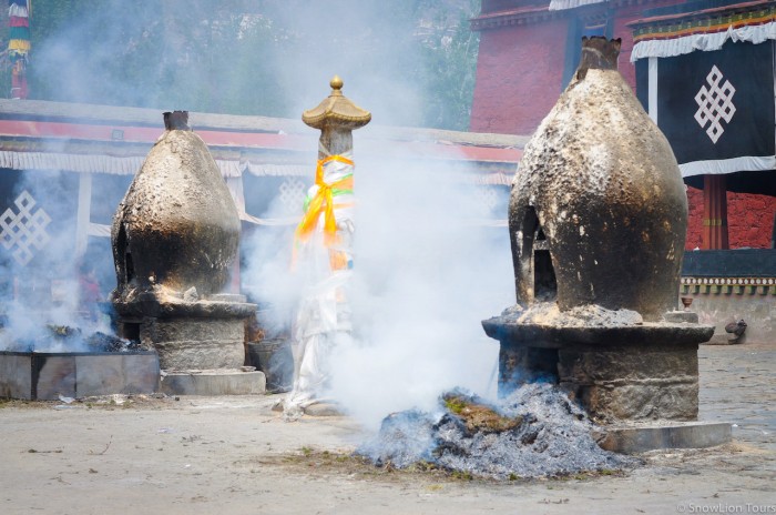 подношения дхармапалам перед входом в храм Нечунг