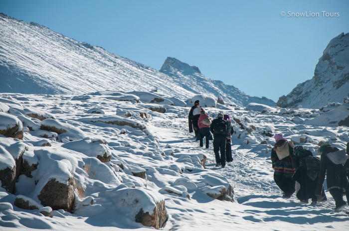 Паломники поднимаются на перевал Долма ла