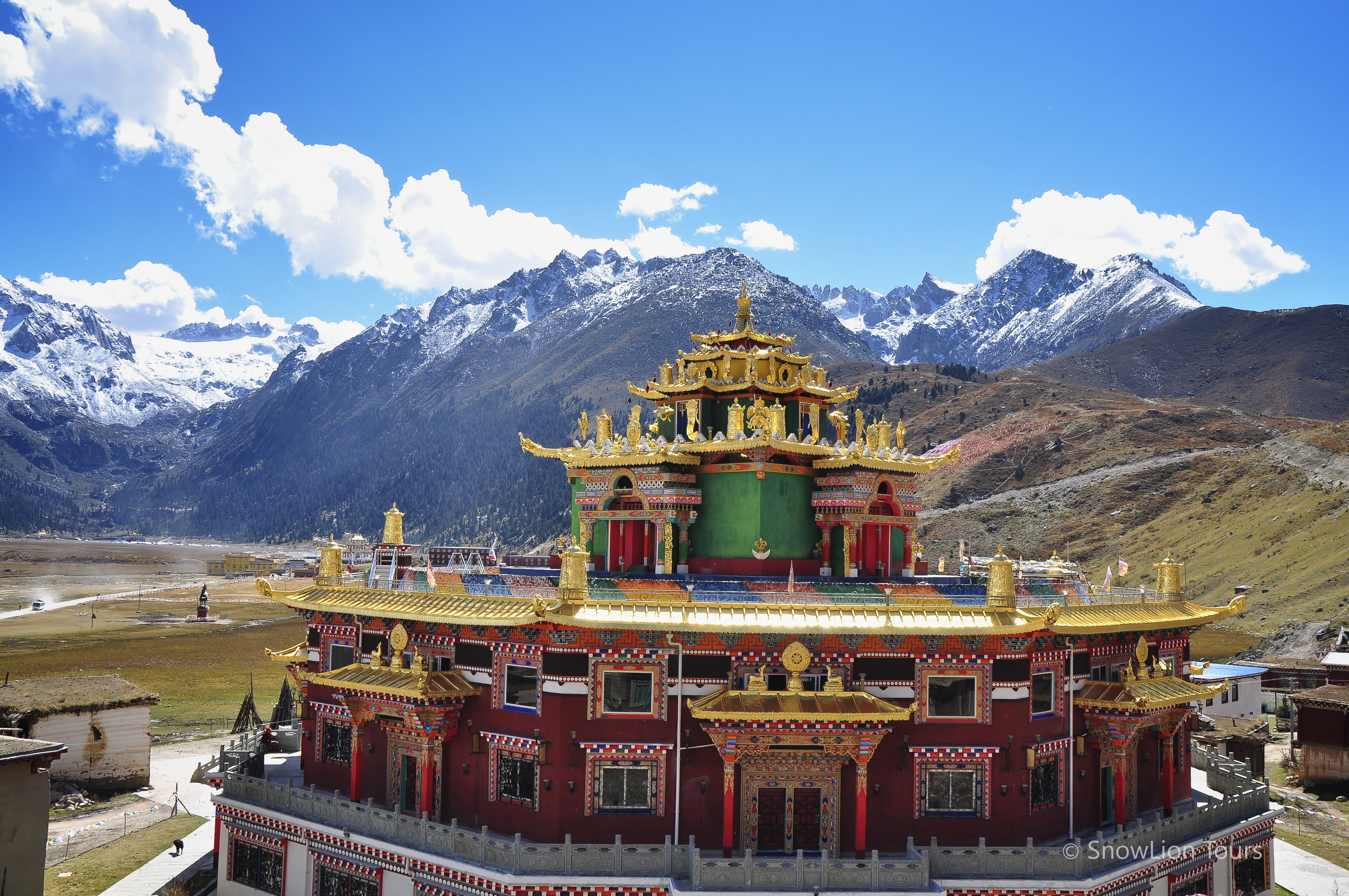Включи тибетскую. Тибет монастырь Лхаса. Монастырь Дзогчен в Тибете. Храм Непал Лхаса. Лхаса город в Тибете.