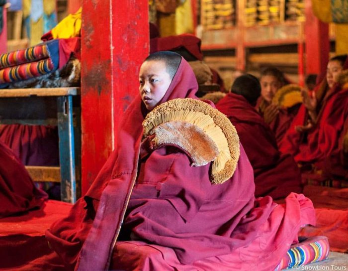 молодой монах в монастыре, туры в Тибет