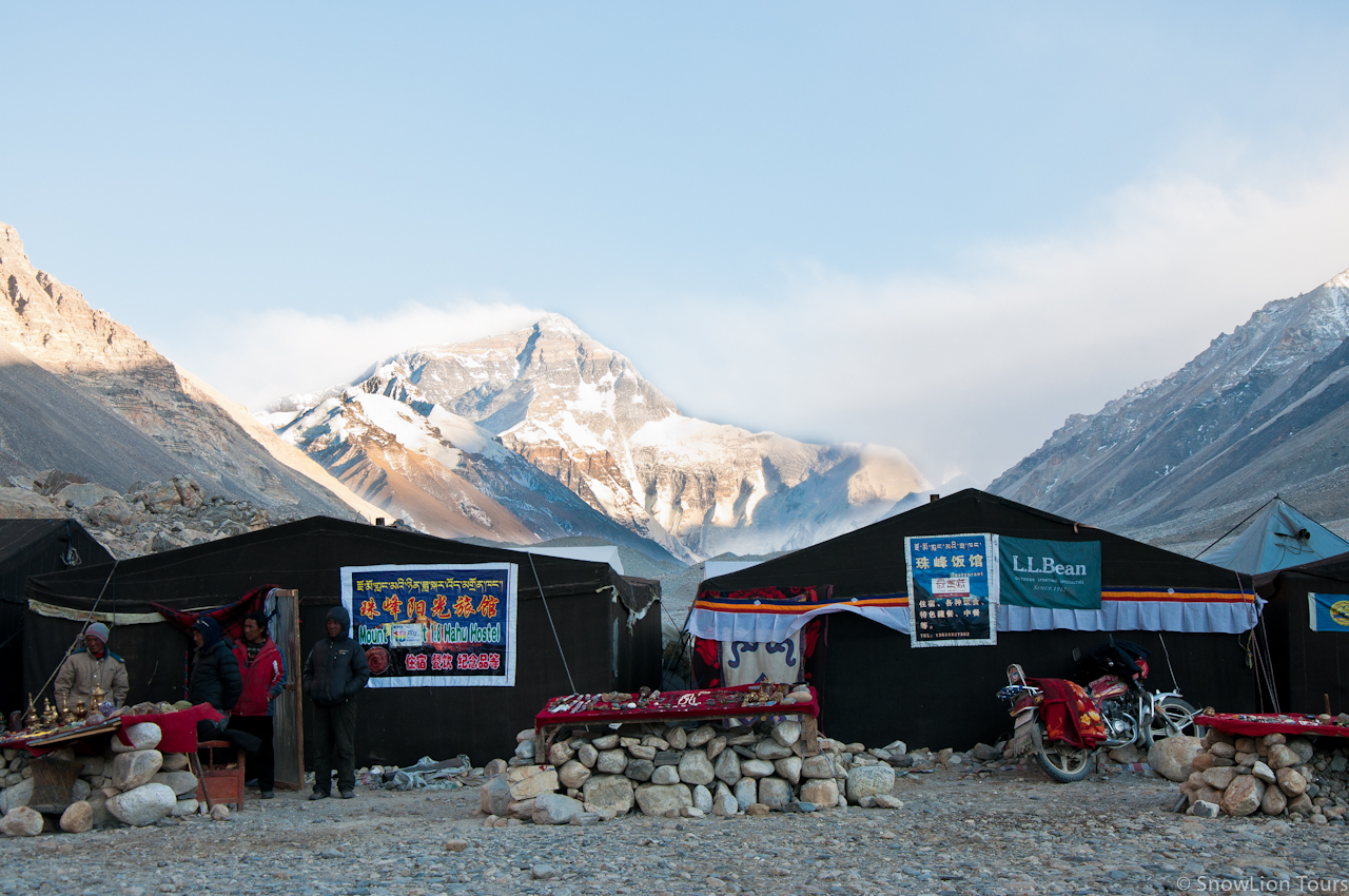 вид на Эверест от туристического лагеря тентов из ячьей шерсти