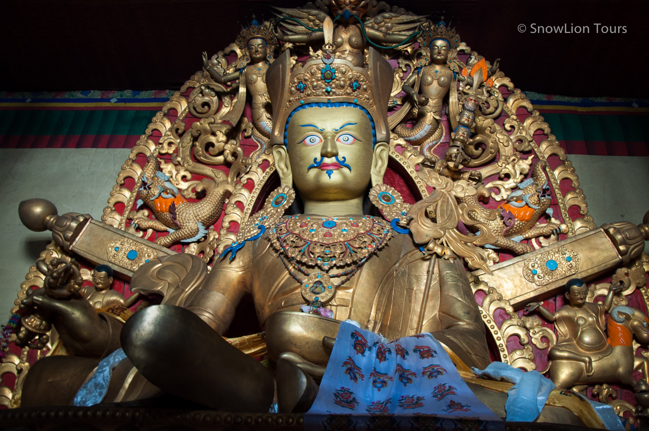 Статуя Гуру Ринпоче в монастыре Ронгбук близ базового лагеря Эвереста