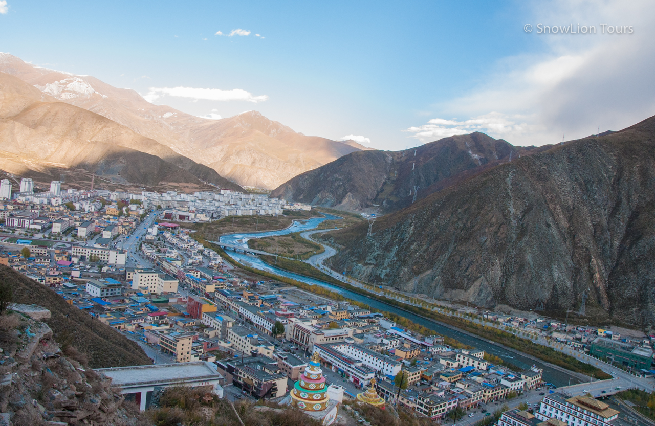 Вид на город Гьегумдо и реку Батанг, которая является притоком реки Янгцзы, Кхам, Восточный Тибет. 