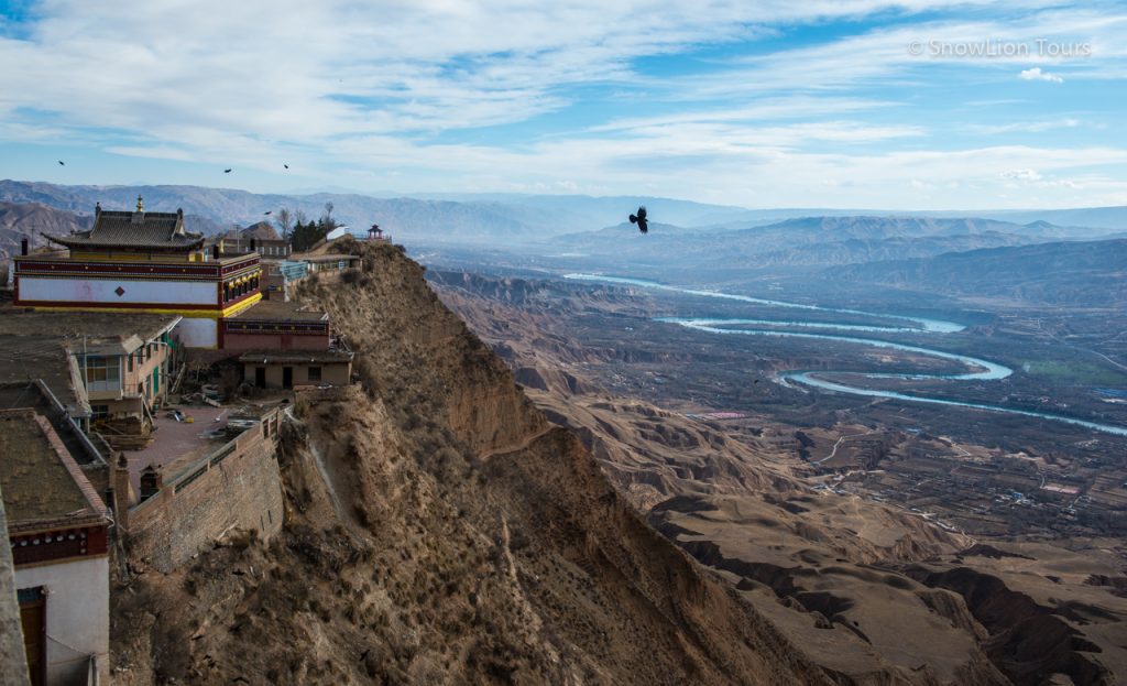 Монастырь Шачунг и вид на долину реки Хуанхэ в Амдо, Восточный Тибет