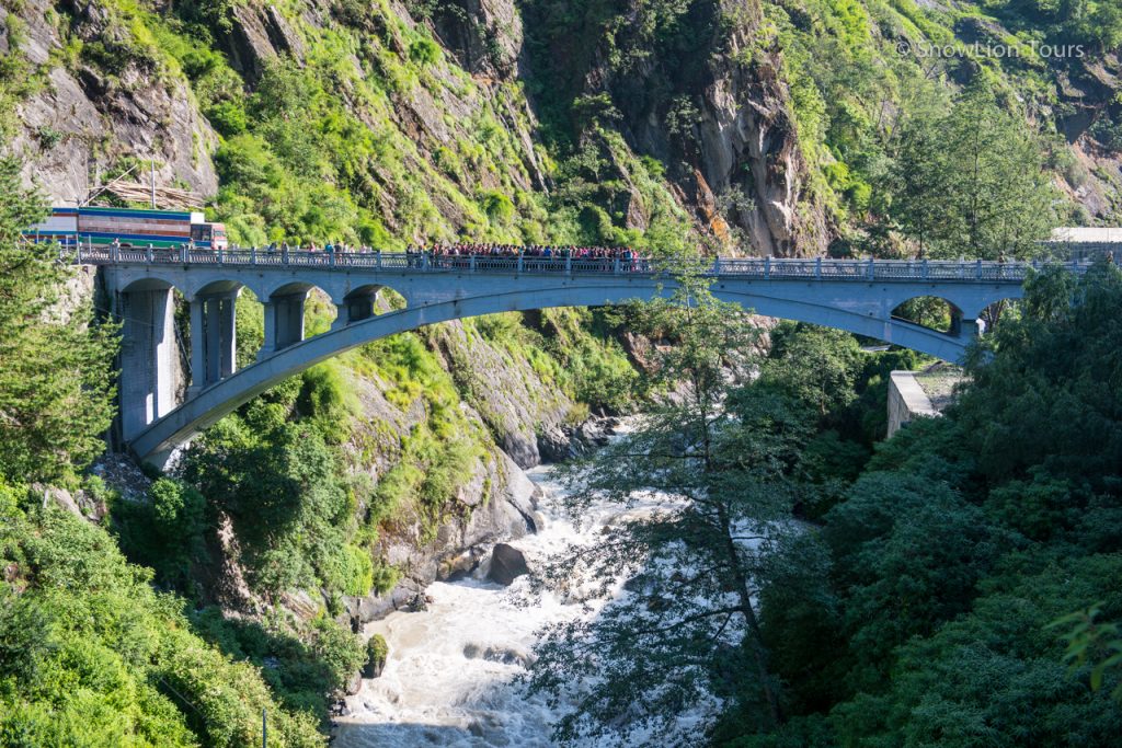 Мост Дружбы через горную реку вдоль государственной границы между Тибетом и Непалом