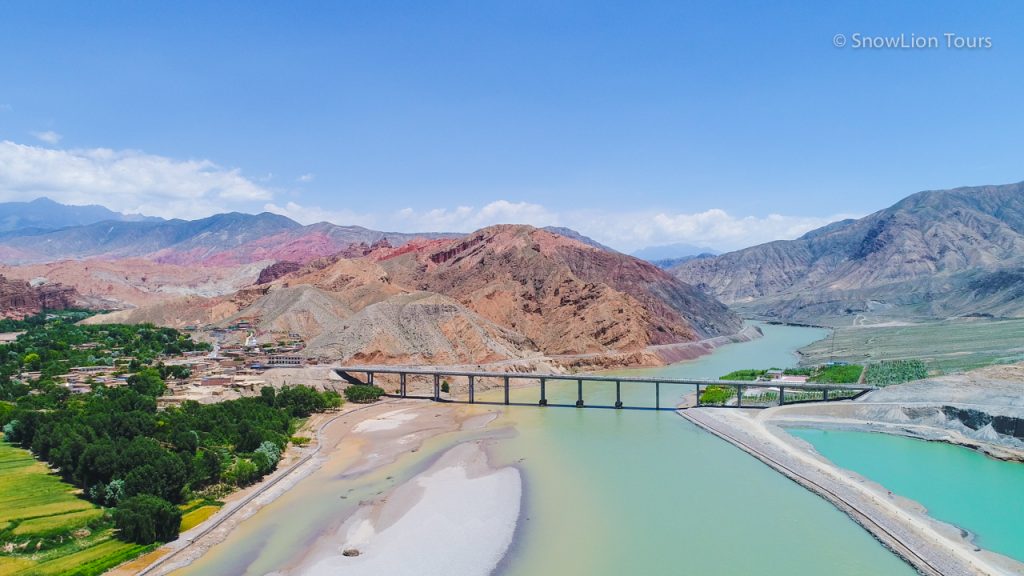 Вид на мост через реку Хуанхэ близ Трики в Амдо, Восточный Тибет