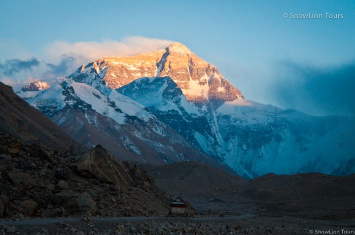 Пик Эвереста - самой высокой горы в Мире, относящейся к Гималайской горной системе, туры в Тибет на Эверест