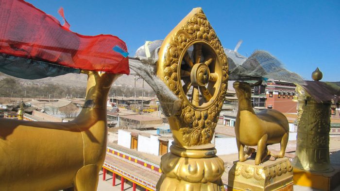 Колесо Дхармачакры и Два оленя на крыше монастыря Сенгещунг в Ребконге, Амдо Восточный Тибет, туры в Тибет