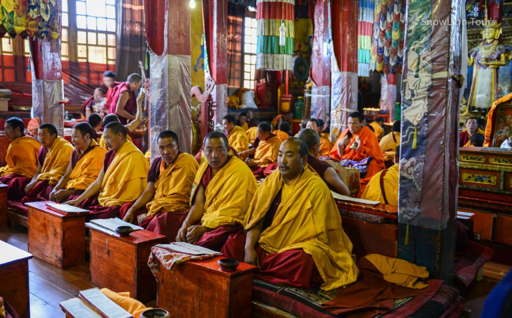 Молебен в монастыре Дрикунг Тил недалеко от Лхасы