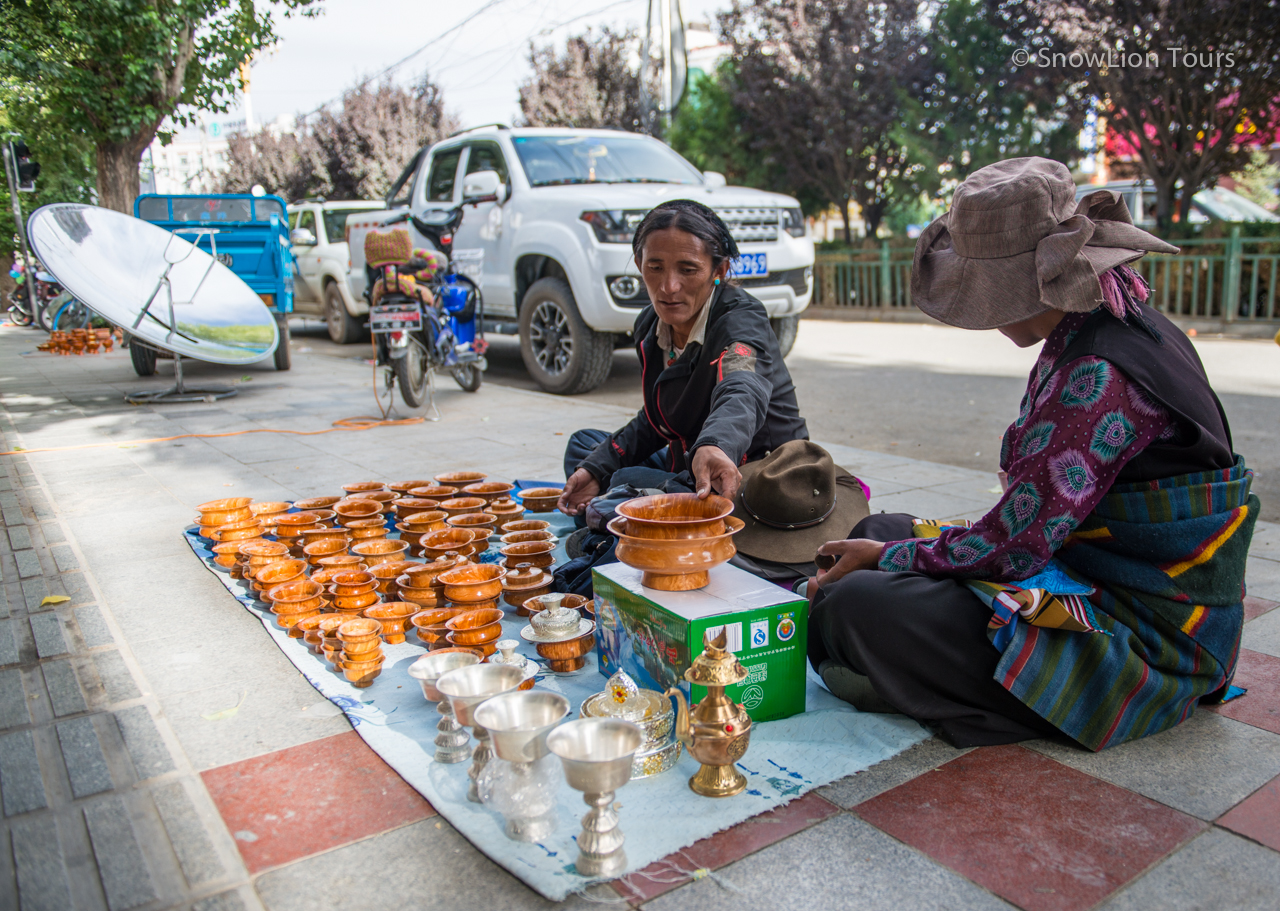 Торговец тибетских пиал и светильников в Шигадзе