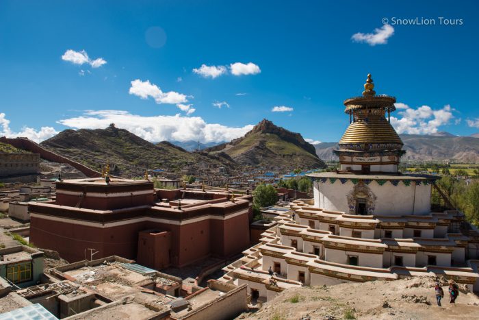 Кумбум на фоне крепости, Пелкор Чоде, Гьянце Дзонг, Тибет