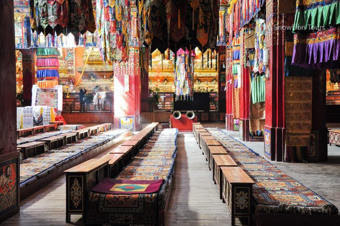 Зал Собраний внутри монастыря Дзогчен, туры в Тибет, тибетский буддизм