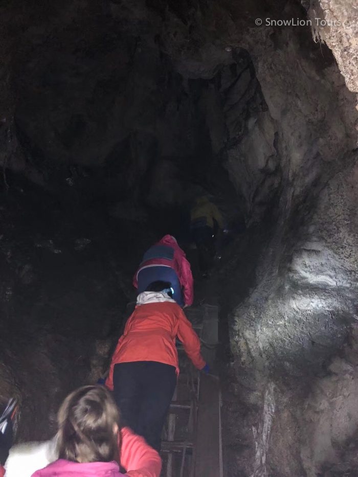в пещере Драк Янгдзонг, Drak Yangdzong cave, пещеры для медитаций, пещеры в Тибете, туры в Тибет
