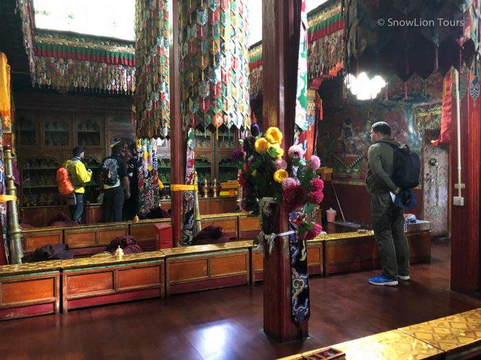 в храмеДрак Янгдзонг, Drak Yangdzong cave, ретритная пещера, отшельники в Тибете, туры в Тибет