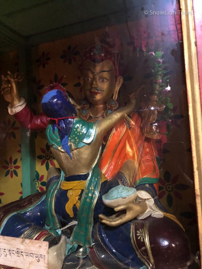 внутри храма Драк Янгдзонг, Drak Yangdzong cave, Падмасамбхава, групповой тур в Тибет, Тибет дешево