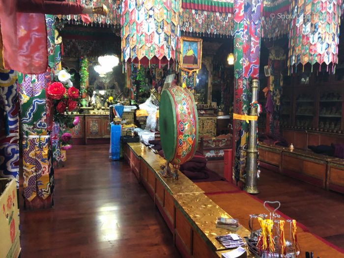 внутри храма Драк Янгдзонг, Drak Yangdzong cave, пещеры для медитаций, пещеры в Тибете, туры в Тибет