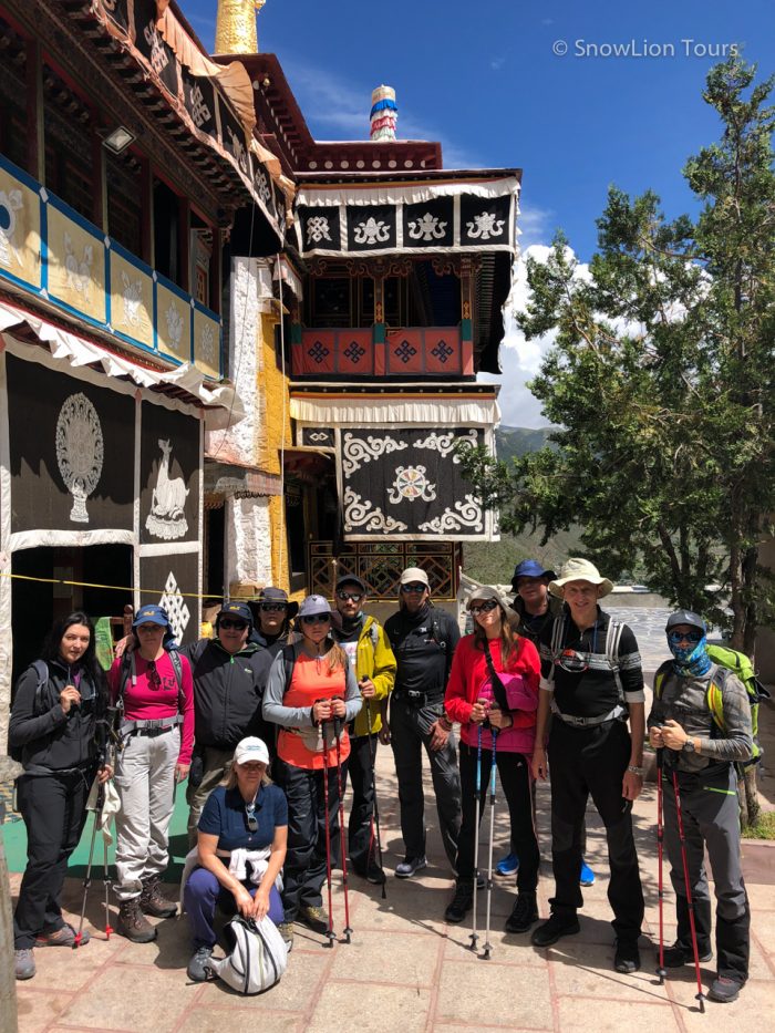 возле храма Драк Янгдзонг, Drak Yangdzong cave, пещеры для медитаций, пещеры в Тибете, туры в Тибет