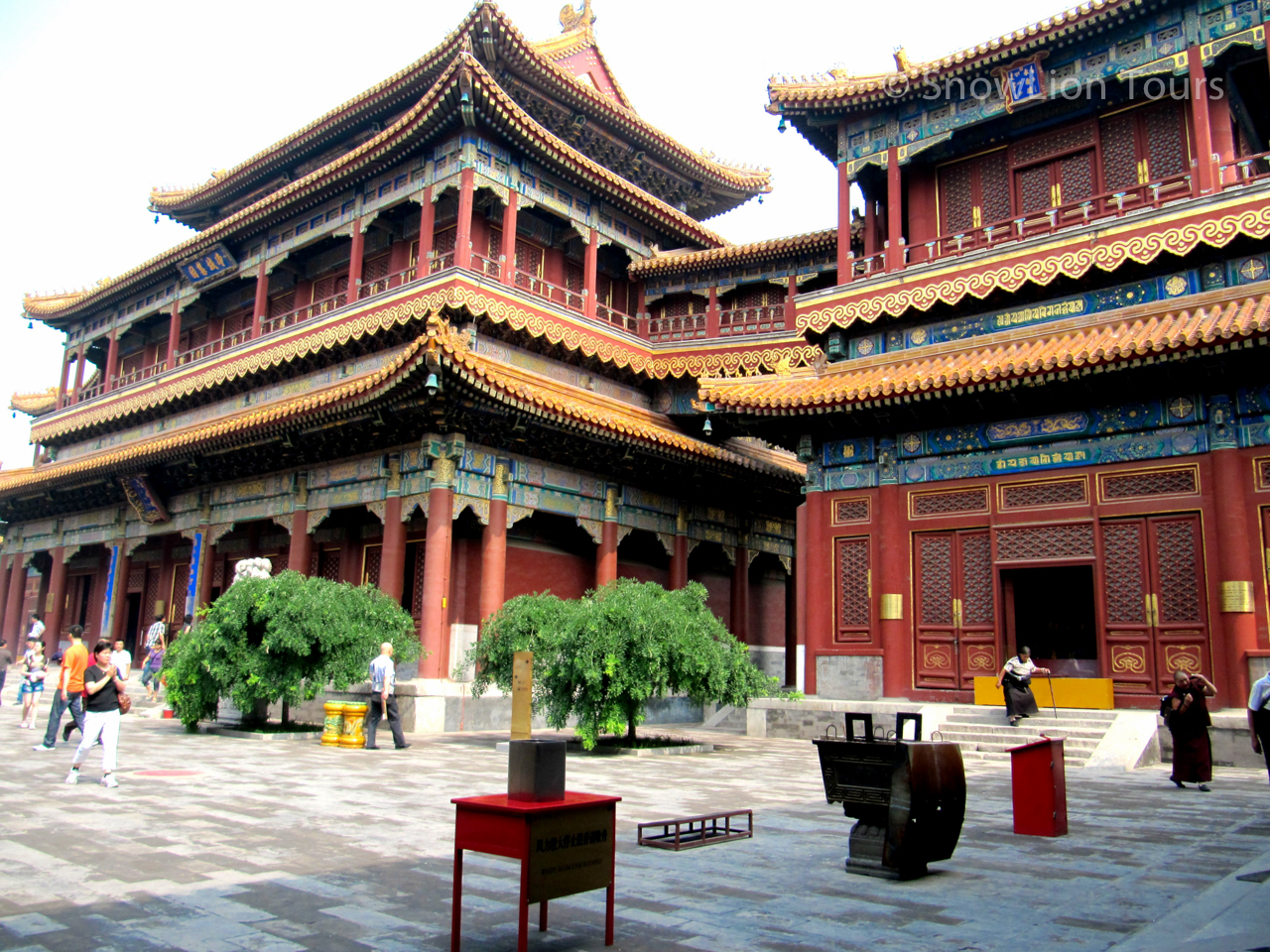 Beijing temple. Юнхэгун храмы Китая. Юнхэгун Пекин. Ламаистский храм Юнхэгун в Пекине. Пекин Запретный город Императорский дворец.