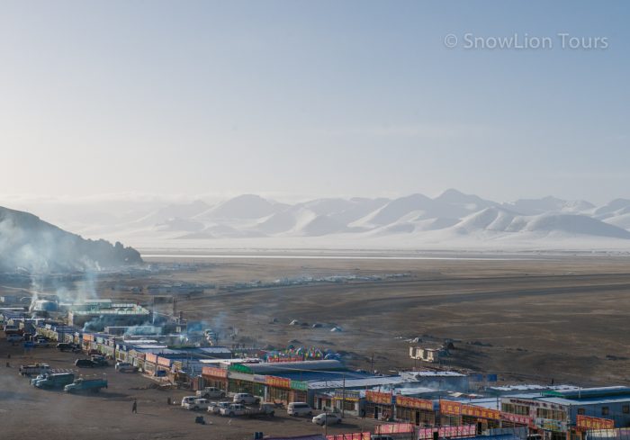 Деревня Таши Дор на озере Намцо, тибетский быт, Гималаи, снежные пики, туры в Тибет