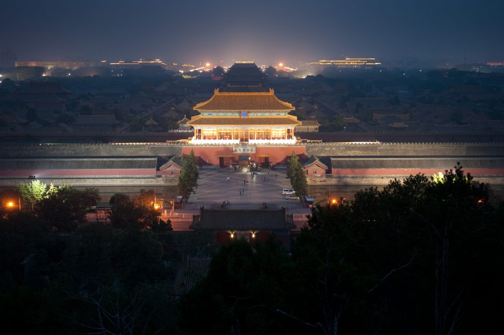 Вид на Запретный Дворец Гугун из парка Цзиншань