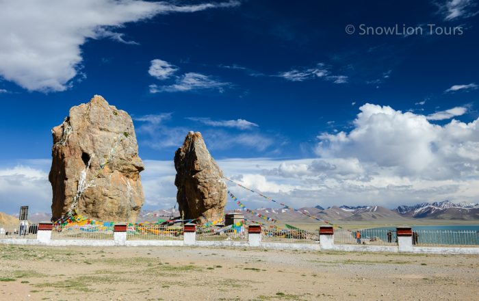 Каменные столбы у озера Намцо, туры в Тибет, поездка в Лхасу