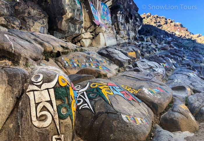 Камни мани у монастыря Ташилунпо, Шигадзе, туры в Лхасу, пермиты в Тибет