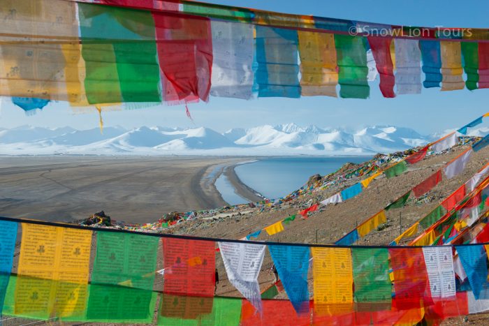 Молитвенные флажки, озеро Намцо, тибетский буддизм, поездка на Тибет