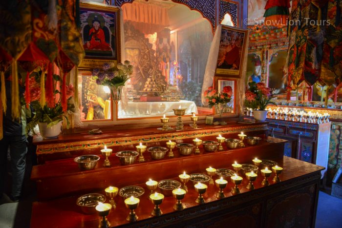 Молитвенный алтарь в тибетском храме, озеро Намцо, свечи, пещеры, туры на Тибет