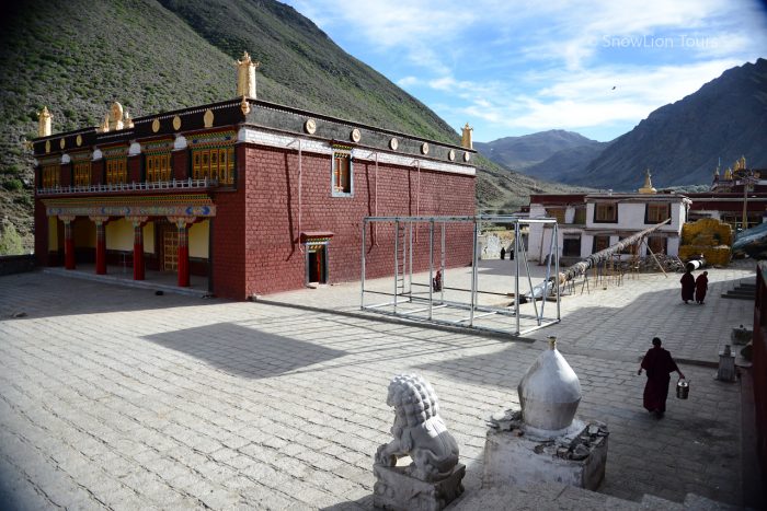 Монастырь Цурпху, Лхаса, горы, Гималаи, туры в Тибет