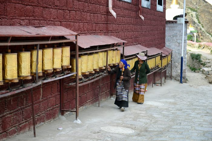 Монастырь Цурпху, ТАР, Лхаса, молитвенные барабаны, жизнь тибетцев, пермиты в Тибет