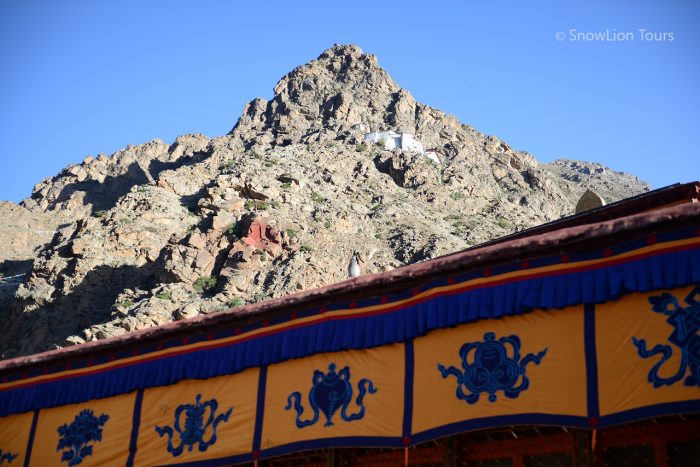 Монастырь Цурпху, ТАР, туры в Лхасу, горы Тибета, ретритные пещеры