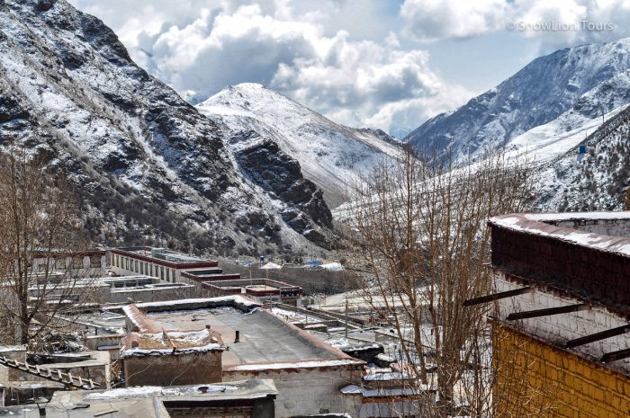 Монастырь Цурпху, Тибет, снежные пики, Гималаи, в Тибет дешево