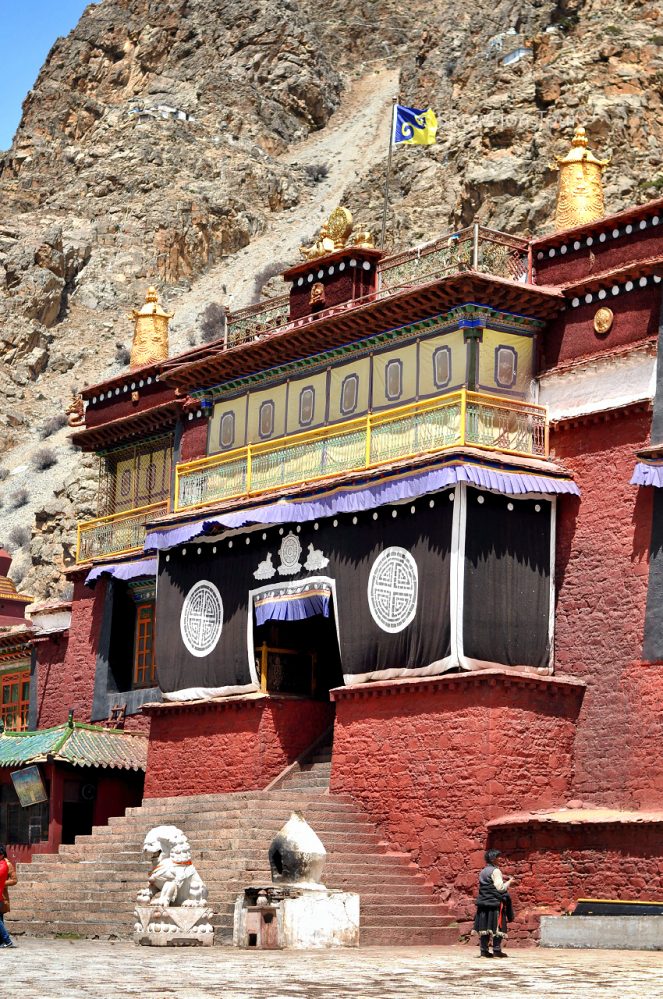 Монастырь Цурпху, буддийский храм, Тибет, пермиты в Лхасу, Гималаи