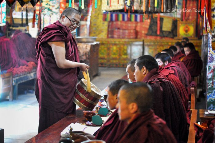 Монахи в монастыре Цурпху, буддийские монахи, тибетский буддизм, буддийские ритуалы, туры в Лхасу