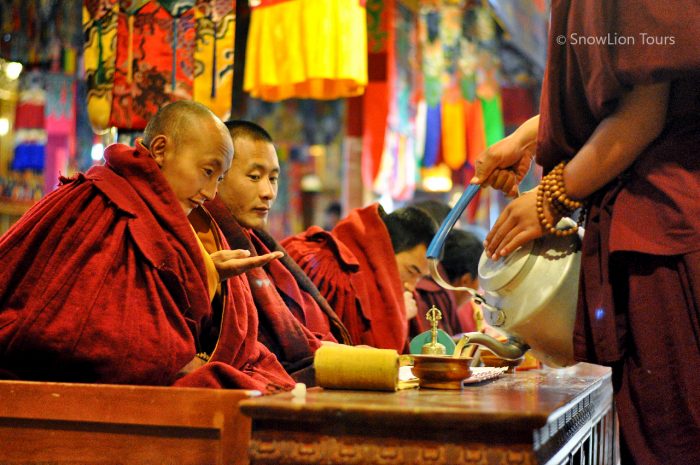 Монахи в монастыре Цурпху, буддийские монахи, тибетский буддизм, туры в Лхасу