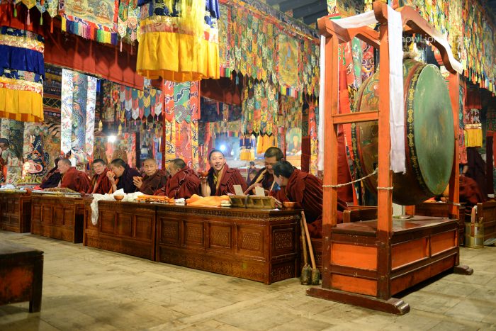 Монахи в монастыре Цурпху, буддийские ритуалы, Tsurphu, туры в Лхасу, Тибет