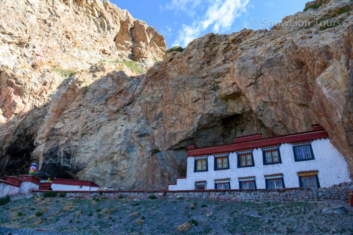 Намцо, монастырь у озера, тибетский буддизм, ретритные пещеры, Лхаса