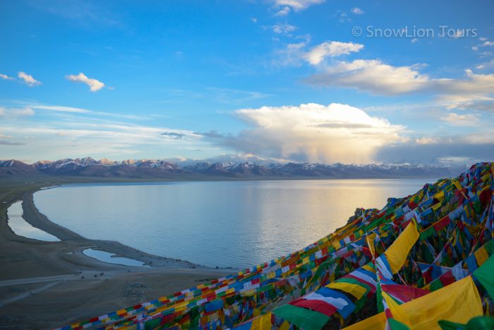 Озеро Намцо, лунгта у озера, туры в Лхасу, походы в Тибете, дешево на Тибет