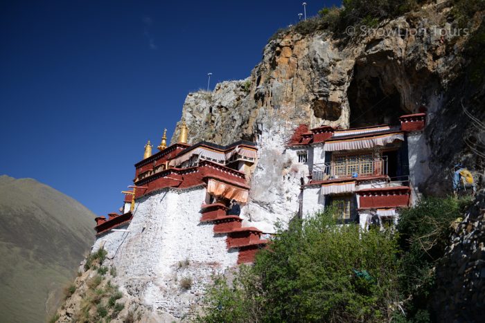 Ретритный комплекс Драк Йерпа, пещеры Драк Йерпа, Лхаса, туры в Лхасу, пермиты в Тибет
