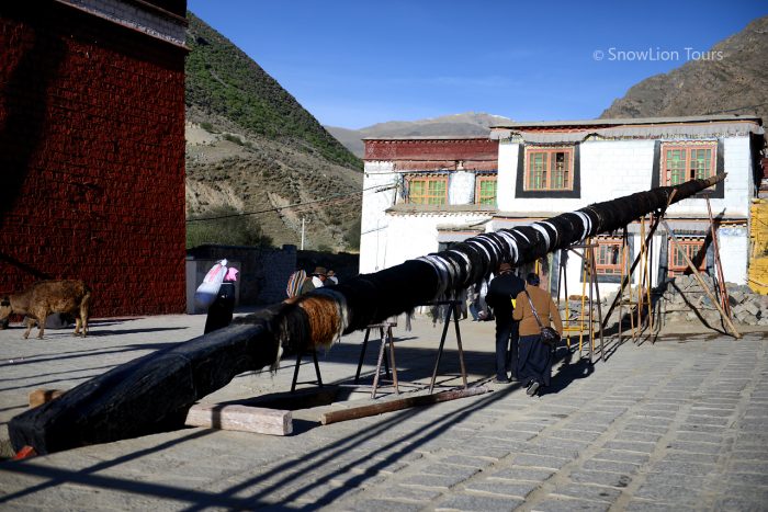 Ритуальный столб, обернутый ячьей шкурой, во дворе монастыря Цурпху, монастырь Цурпху, Лхаса, Тибет, туры в Лхасу
